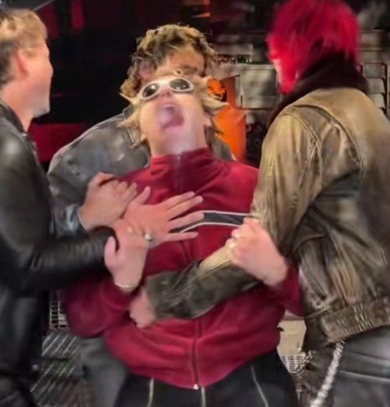 ahora que volví a la 5sosfam de nuevo necesito gente con quien hablar de los pibes todos el tiempo y que me cuente chismes, me siento re desactualizada