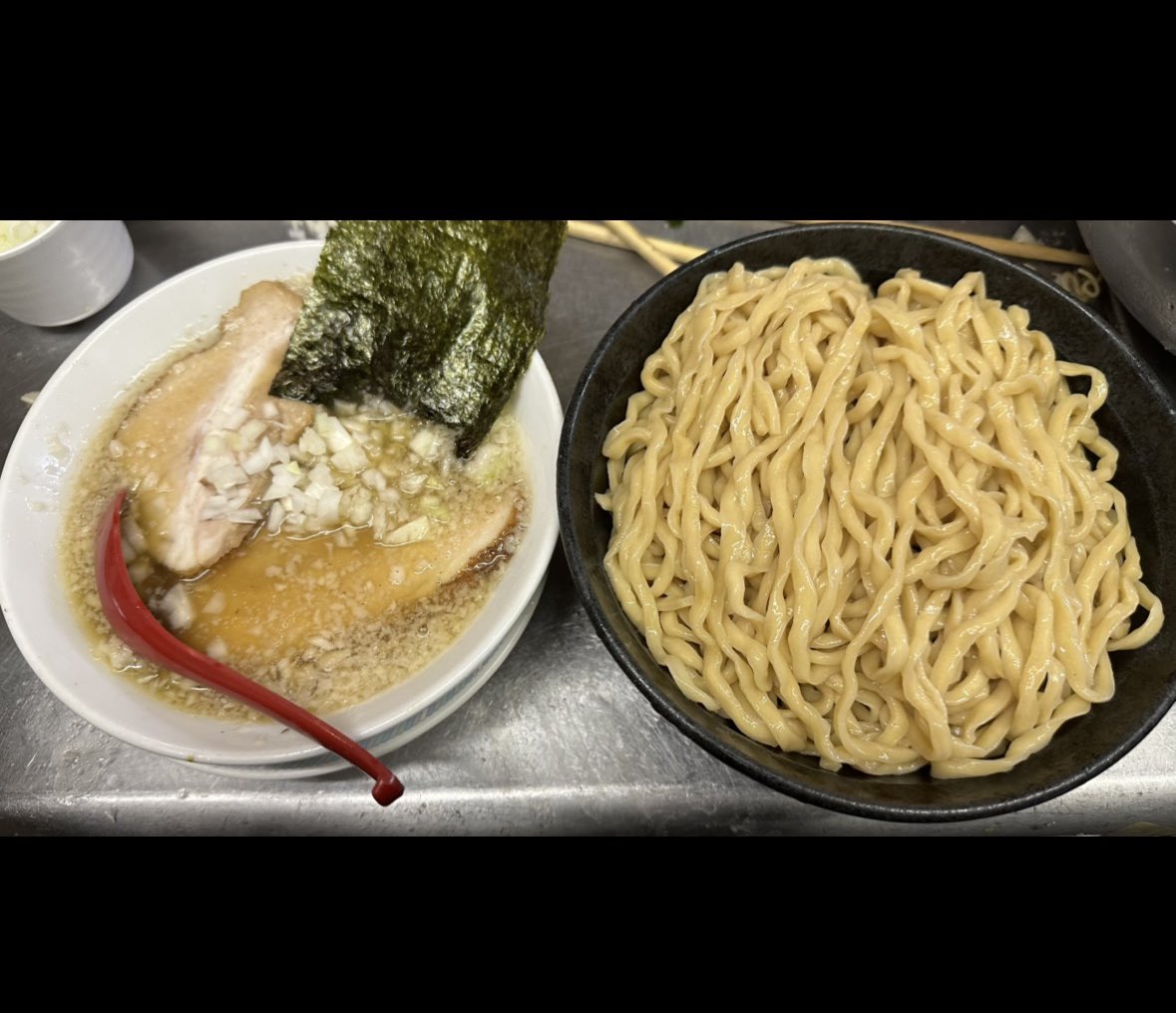 おはようございます☀
煮干しを本日はさらに増やしました
支那そば　燕三条ラーメン　当店自慢のスープを是非味わっていただきたいです🍜😄豚骨ラーメンは火〜木は夜19時30分まで金曜日は最後までやりますロングセラー塩豚骨ラーメン幸町時代の味を洗練してコッテリ抑えめ奥深く仕上げてます