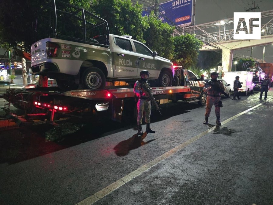 AFmedios's tweet photo. Detienen a 10 por robo violento de transporte en Jilotzingo; seis son policías municipales https://t.co/kNFiMdQxXb https://t.co/EnQygmAIzu