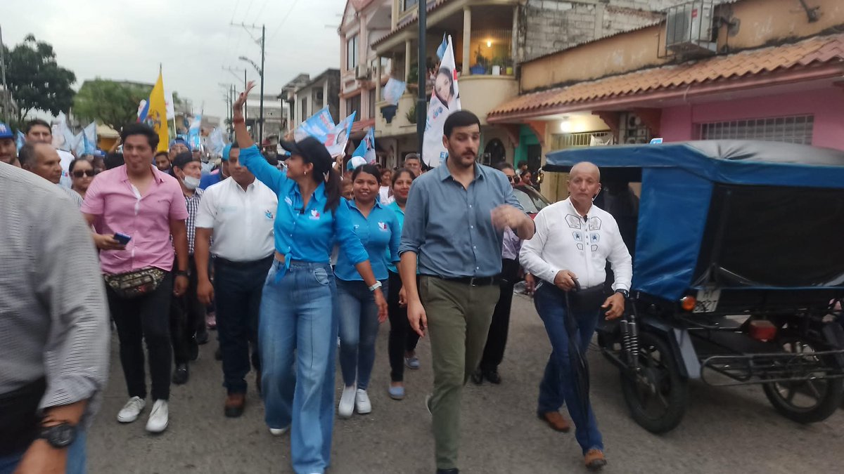 Aquiles Alvarez y Marcela Aguiñaga cuando hicieron campaña juntos con la RC5 previo a las seccionales que lograron ganar.

A Aquiles lo metieron preso por pura persecución de Noboa, mientras que a Marcela la sacaron de la prefectura por sumisa al poder.

Aquiles tiene el cariño