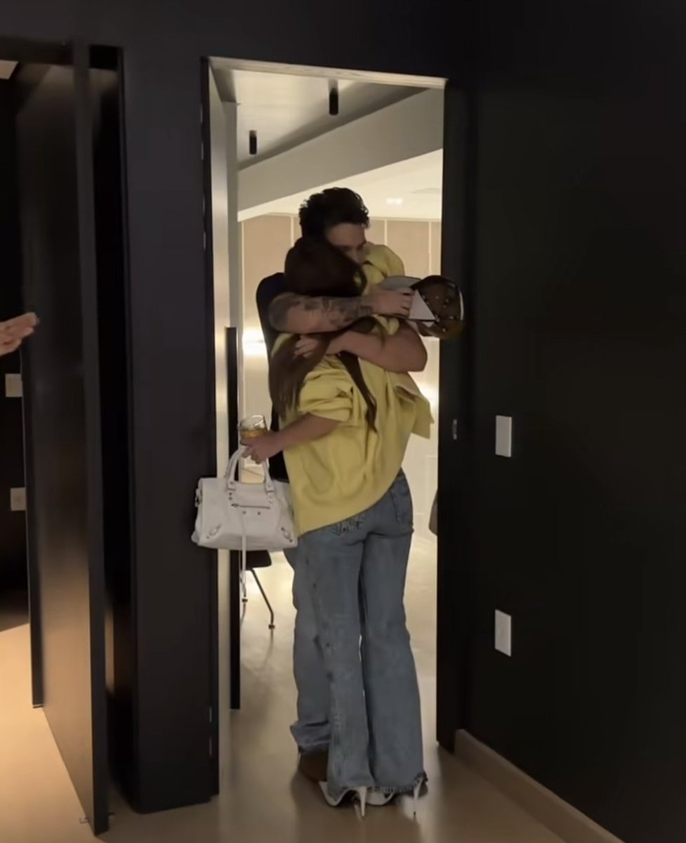 reignluade's tweet photo. morro que ele sempre abraça ela apertado assim 🥹🤧 https://t.co/sH9Gusr7Tb