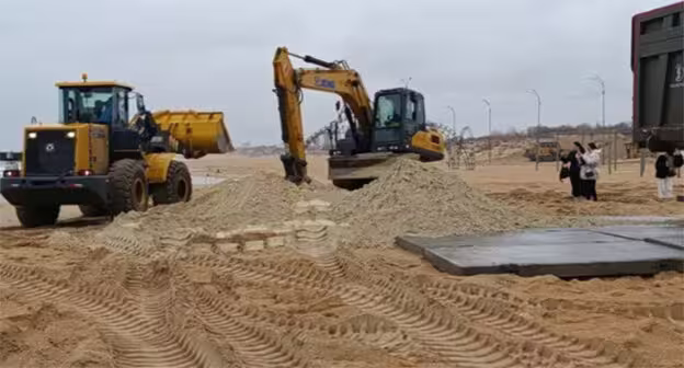 CaucasianKnotEn's tweet image. #Krasnodar Krai authorities reported the start of filling the first 3.5-kilometer stretch of #Anapa beaches with a 50-centimeter layer of sand in preparation for the resort season. Telegram users noted that the sand resembles clay.

#ecology #news

More: eng.kavkaz-uzel.eu/articles/74662