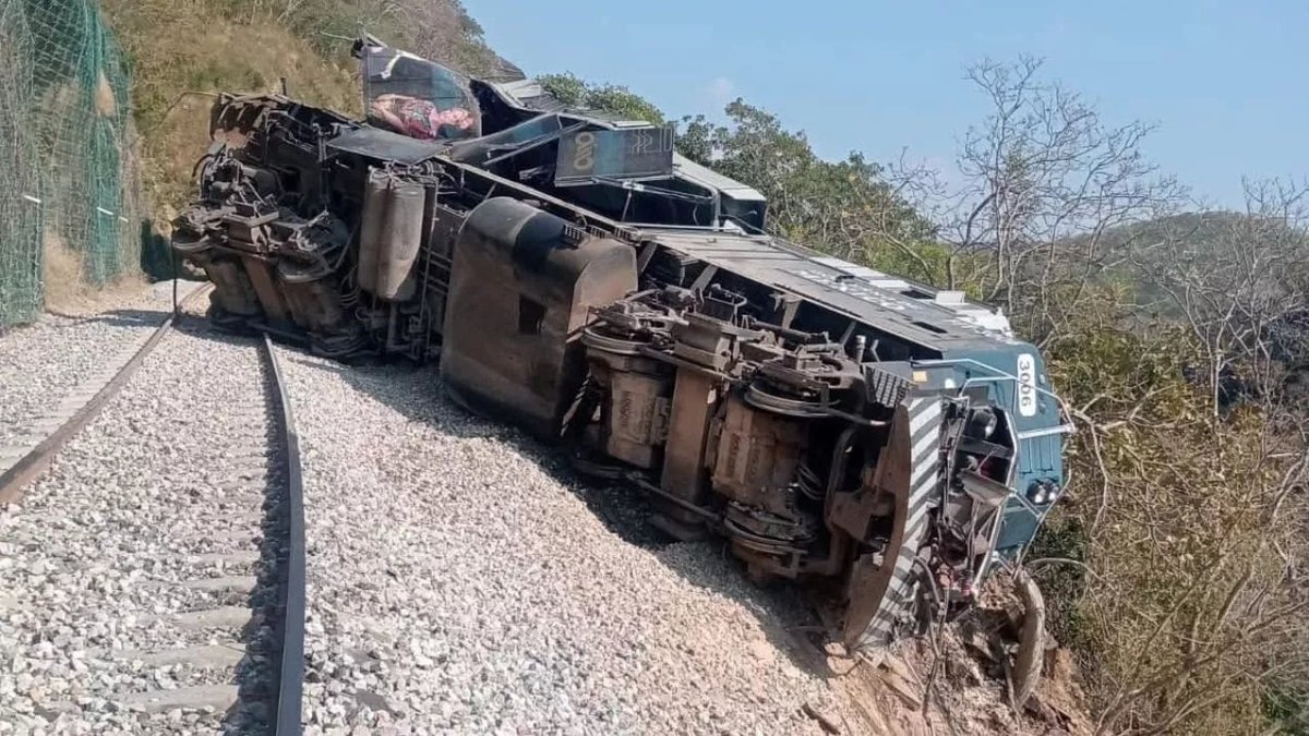 AztecaNoticias's tweet image. #URGENTE | Fueron puestos en libertad Felipe de Jesús "N" y Ricardo "N", el conductor y despachador detenidos por el descarrilamiento del Tren Interoceánico en #Oaxaca el pasado 28 de diciembre de 2025, en el que fallecieron 14 personas y hubo decenas de heridos.  

La jueza