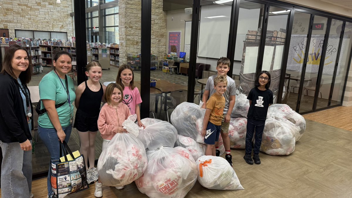 stephsamora's tweet photo. Our @MJEjags #JenksRDR students helped clean up our school to celebrate Earth Day and we recycled close to 7,000 grocery bags for our yearly @HEB challenge! https://t.co/zMtDBcTrvj