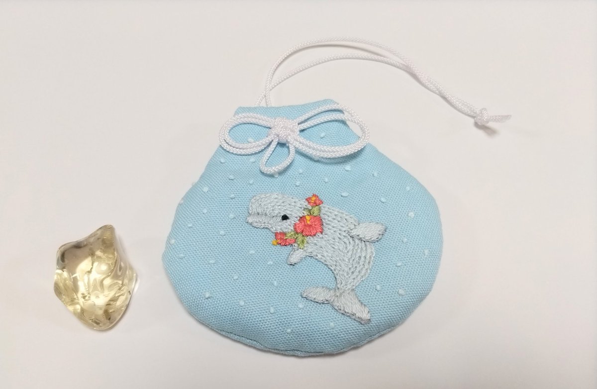 ruriayumi1127's tweet photo. chicchiさんの図案のシロイルカさんの刺繍入りお守り袋なんとかなんとか完成しました💕非加熱シトリンさんと一緒に撮影してみたの💕(⁠*⁠´⁠ω⁠｀⁠*⁠) https://t.co/ZcOFbuQmWM
