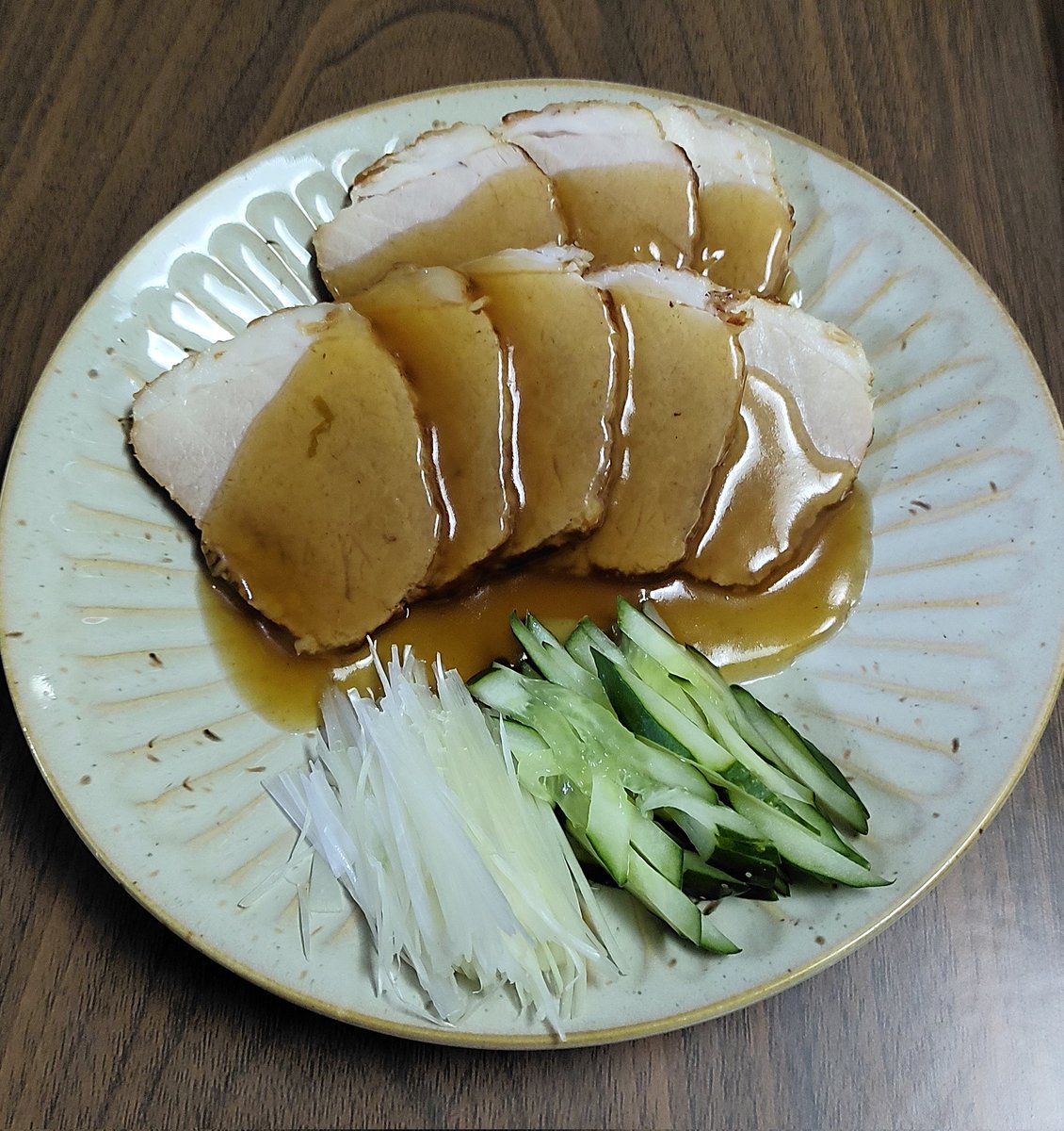 kaguchee's tweet image. こんかぐー😄
チャーシュー😍✨
豚モモ肉で作ってみたんだけど、どうやら美味しい😊w
好き💖
いただきます✨
#焼豚
#チャーシュー
#味醂
#酒
#顆粒だし
#めんつゆ
#醤油
#砂糖
#生姜
#葱
#オイスターソース
#gamer
#cooking
#料理記録 
#料理好きな人とつながりたい 
#晩酌
#おうちごはん