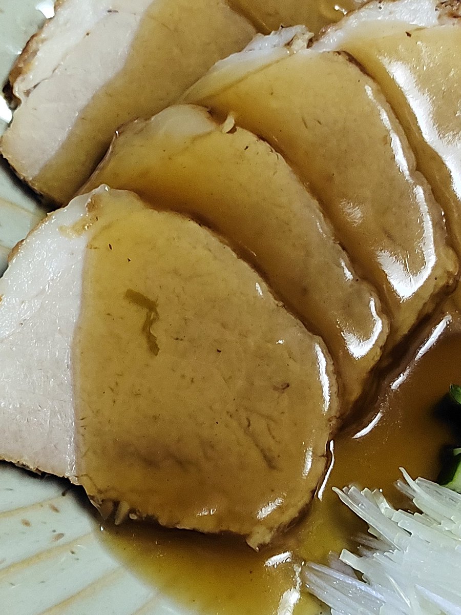 kaguchee's tweet image. こんかぐー😄
チャーシュー😍✨
豚モモ肉で作ってみたんだけど、どうやら美味しい😊w
好き💖
いただきます✨
#焼豚
#チャーシュー
#味醂
#酒
#顆粒だし
#めんつゆ
#醤油
#砂糖
#生姜
#葱
#オイスターソース
#gamer
#cooking
#料理記録 
#料理好きな人とつながりたい 
#晩酌
#おうちごはん