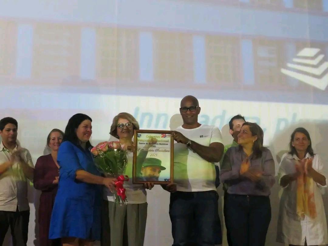 En el histórico teatro de la #UCLVnuestra, destacados centros científicos reciben la condición de Vanguardia Nacional. Estos reconocimientos nos comprometen a seguir aportando al desarrollo del país.
#VillaClaraConTodos
<a href="/ChineaNoel/">Noel Chinea</a>
<a href="/SuselyMorfaG/">Susely Morfa González</a> 
<a href="/AAB_Cuba/">Alicia Alonso Becerra</a>