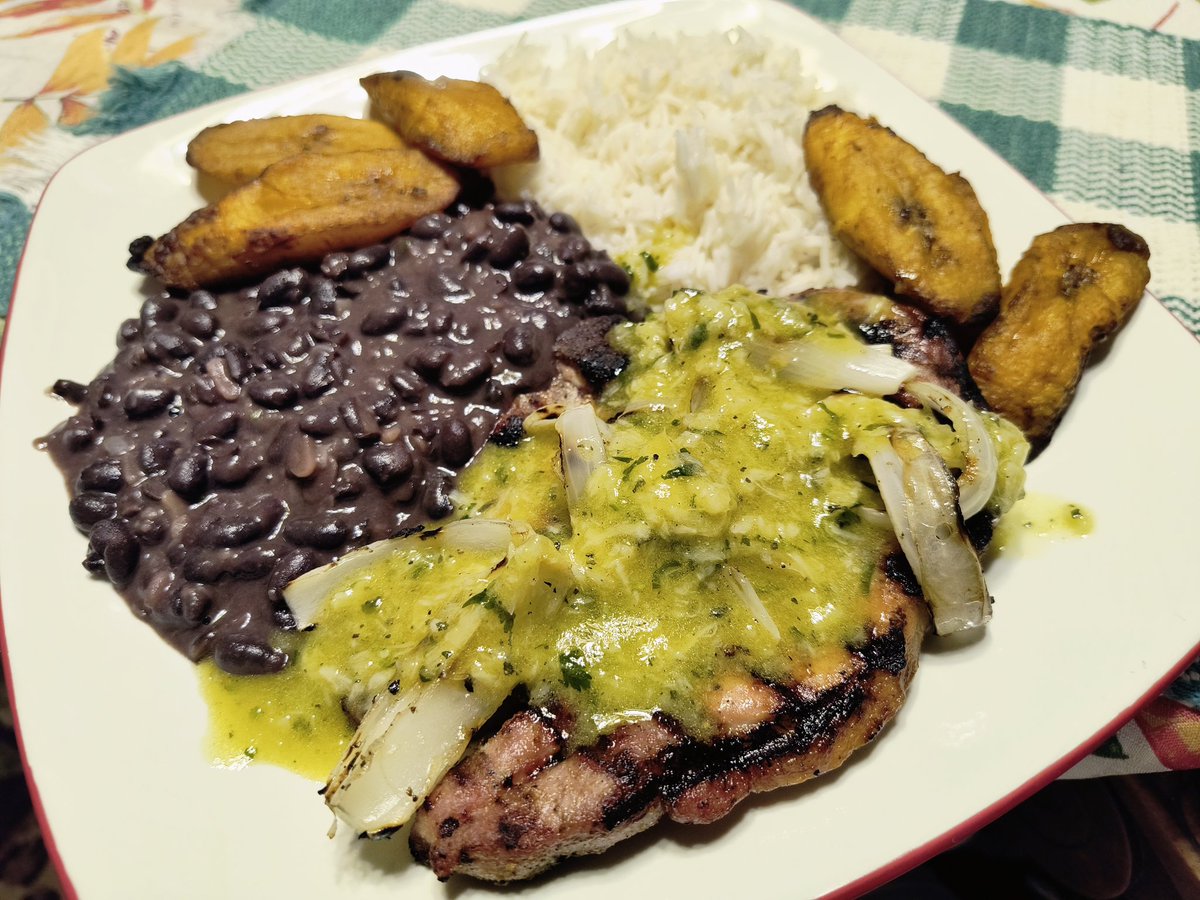 UniqueHiFi's tweet image. What's for dinner?
My take on the Cuban classic Chuletas de Cerdo con Mojo. Grilled pork chop topped with grilled onion and Mojo, stewed black beans, rice and fried plantains. 
#HomeChef #HomeCooking #food