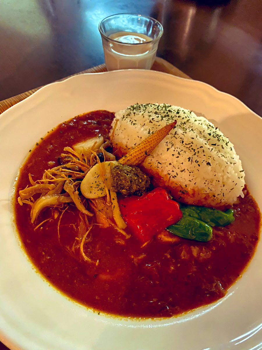 4/23(木)
今日は雨だし寒いしカレー食べて温まりましょう！！
11：00よりOPENです💁‍♂️