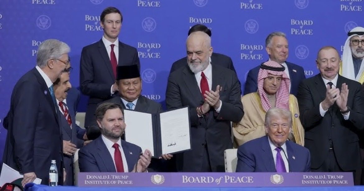 Kau jadi barua trump jelah indon. pegang je sijil tu 😂😂😂😂