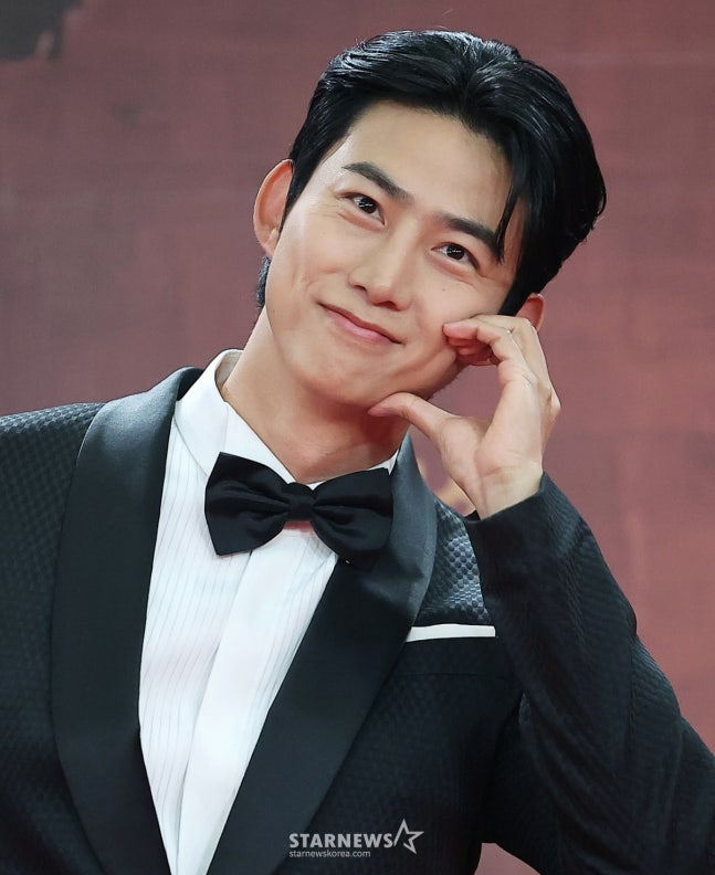 Besok kondangan gaesss!

Semua member #2PM bakalan hadir di resepsi pernikahannya Taecyeon dan siap nyanyiin lagu ucapan selamat

Pernikahan akan digelar secara privat, cuma keluarga &amp; orang dekat. Meanwhile, 2PM juga lagi persiapan buat konser Tokyo Dome Mei nanti