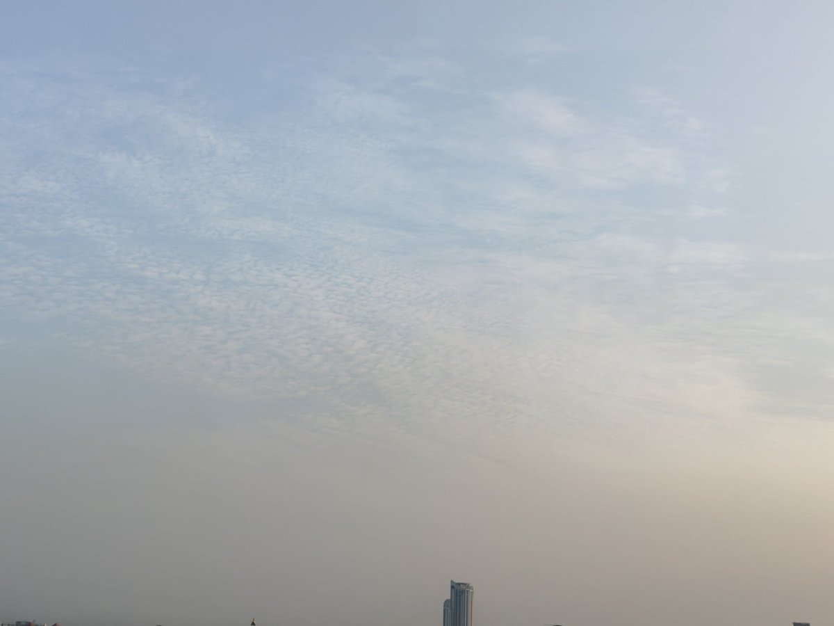 namma_vjy's tweet image. 6.40AM Update: Predominantly clear Blue 🔵 Sky with some high Cirrocumulus clouds with bit of mid level Altocumulus Clouds ☁️ across Northern Horizon.

Should clear up soon.
Warm 🌞 Day coming up for the City.

Likely to be in high 35-36c Range.

#Bengaluru #Summer2026