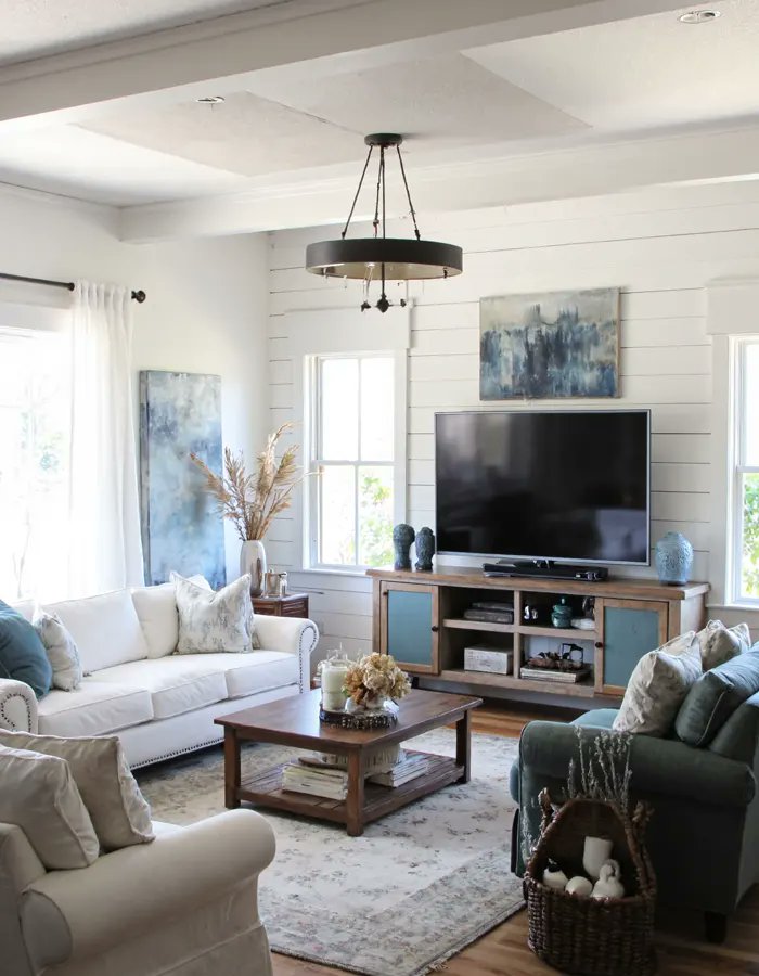 TheLemeDecor's tweet image. Farmhouse-style room with teal accents, rustic wood textures, and soft neutral tones, creating a cozy yet refreshed modern country aesthetic.

#FarmhouseStyle #InteriorDesign #HomeDecor #TealAccents #RusticInteriors #CozySpaces #ModernFarmhouse #RoomInspo