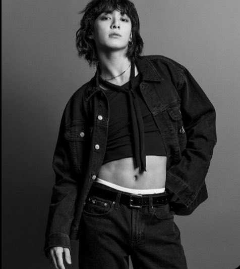 OS #Taekook #Vkook || 80s Reimagined

TH con camisa negra y tachuelas, mirada peligrosa.

JK con chaqueta denim oversized, crop top y abdomen al aire.

Dos idols que se conocen desde trainees.
Una sesión de fotos llena de tensión.