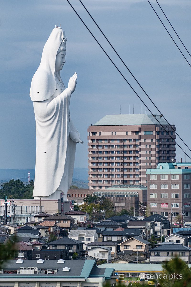 sendaipics's tweet photo. 住宅街に佇む仙台大観音が圧倒的な存在感を放っていました☺️ #仙台大観音 #仙台 #風景写真 https://t.co/CdQ7NH1uCT