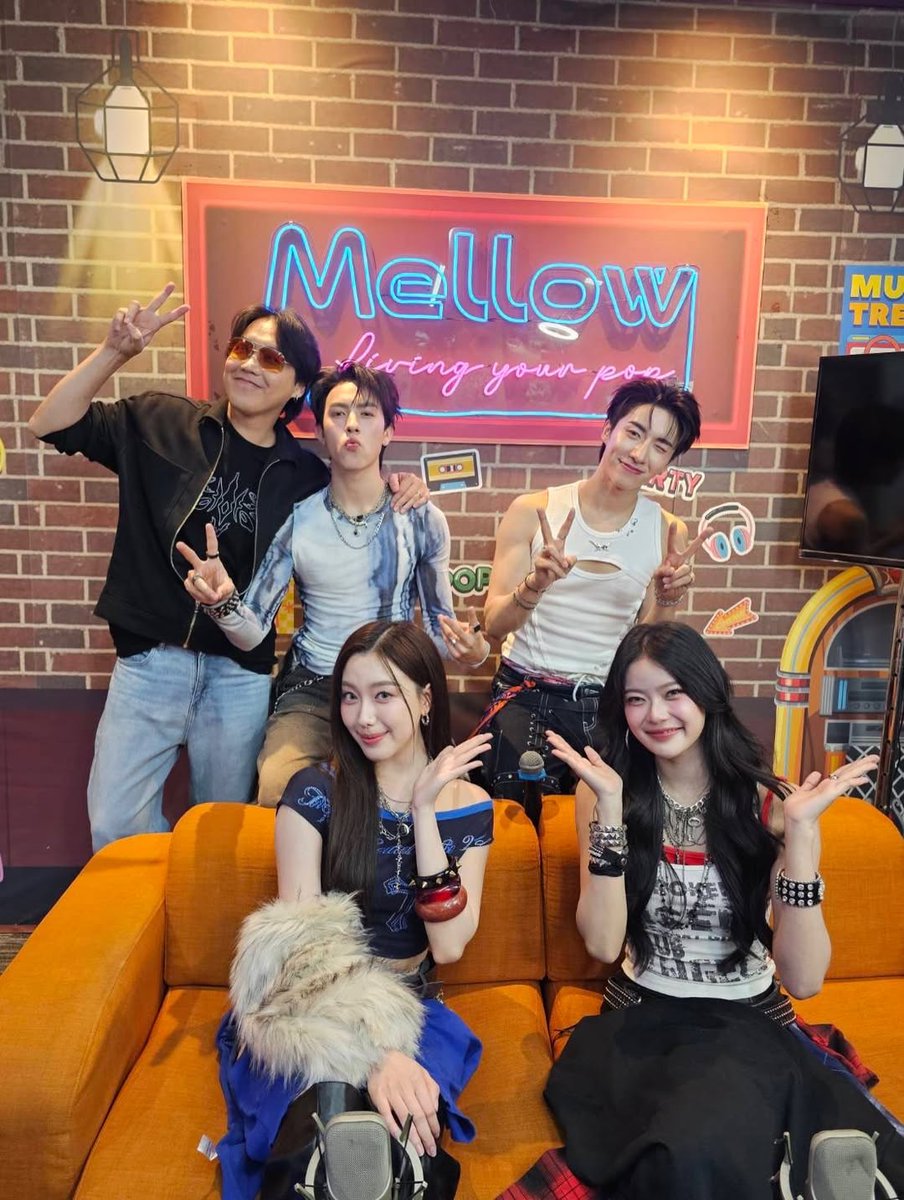 PorscheMabelz's tweet photo. สัมภาษณ์พูดคุยซิงเกิ้ลใหม่
Wake up don’t wait (ไปกันต่อ)
กับ 4 ศิลปินสุดฮอต แห่งวงการ T-POP
จั๋ง #PERSES
มาเบล #PiXXiE
อ๊ะอาย #4EVE
อองรี #PROXIE
ปล.นี่เค้ารวมตัววิชวลแห่งยุคT POP ชัด ๆ ^^ 💙💙💙💙
#MCDong ^^
©️®️dongsira
#PiXXiE #Mabelz_PiXXiE
#PEPSISUMMERENCORE #PEPSIWAKEUPDONTWAIT #PEPSIxอ๊ะเบลอองจั๋ง