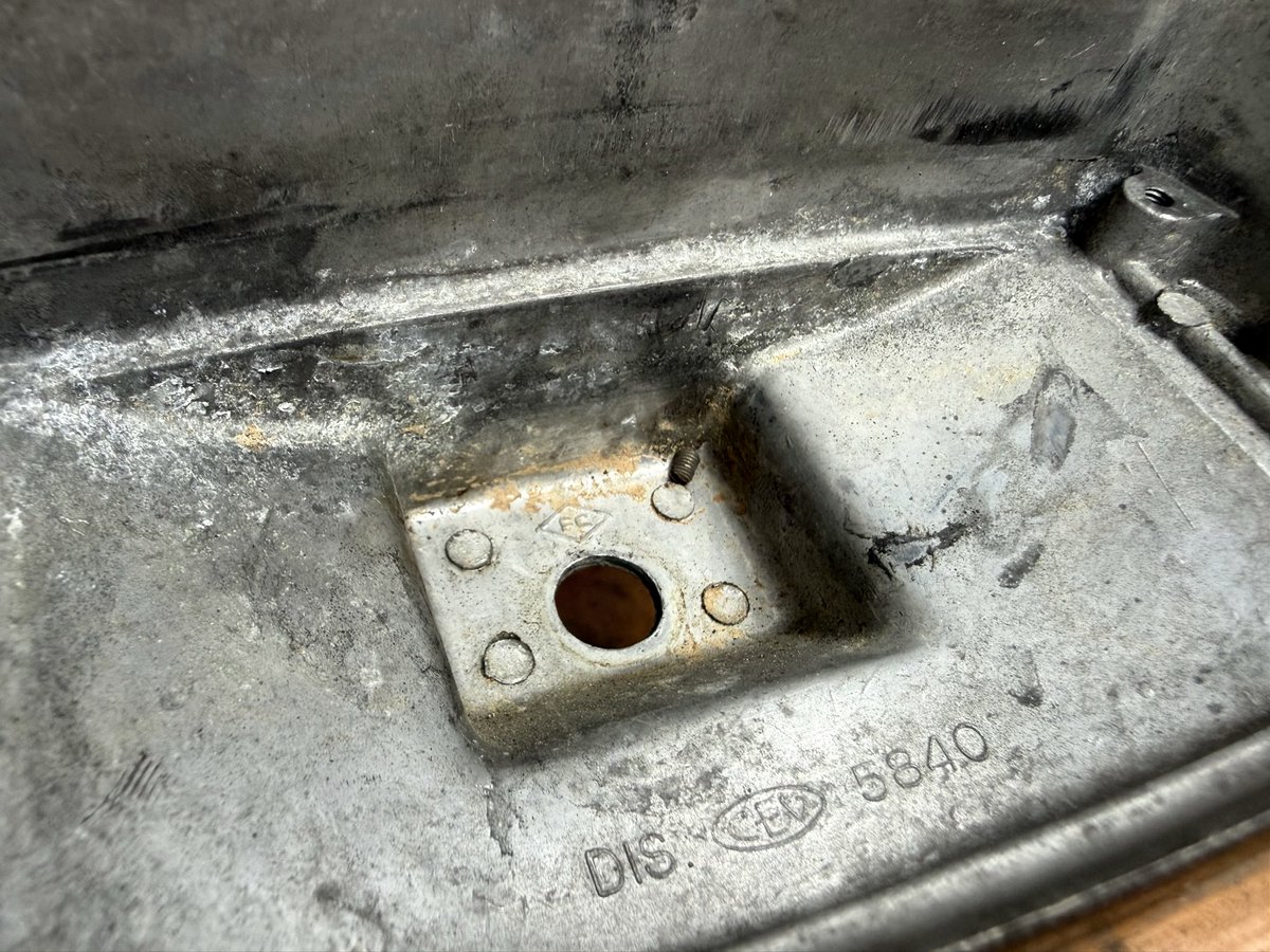 勢いに乗って、いずれやろうと思っていたシートカウルの交換です。
シートカバーだけ交換すれば良かったのですが、ちょっとこの先がありまして、、、。

でもって、電装ユニットはそのまま使用。
細かい部品が無くなってますね、、、。

よく見たらありました！！
細いネジで代用できそう。
#ducati