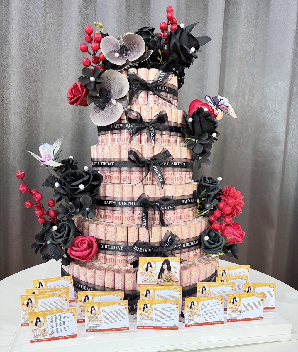 Seal_hbq's tweet photo. My friends and I prepared a money cake 🥳, along with everyone’s blessings 🥺🫶🏻
Happy Birthday, P’ble 🎂🥳🍁

#mable_siriwalee https://t.co/tD0sCtpSNv