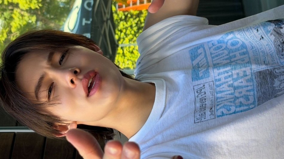 seonghyeon in white shirts>>>>>>