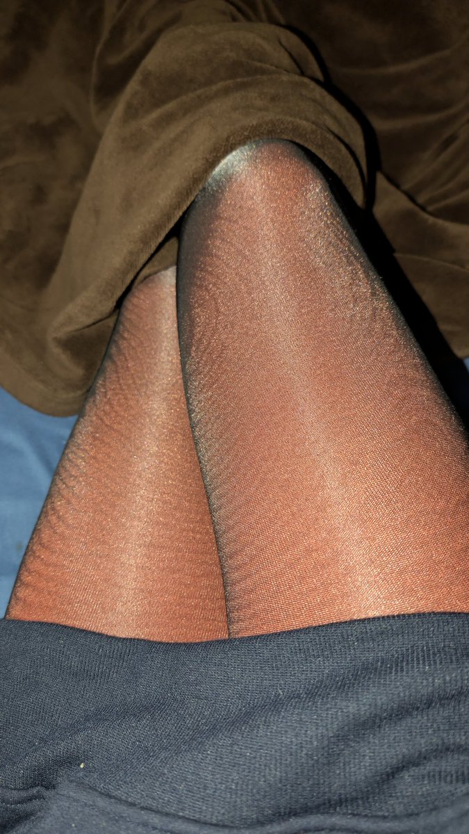 LoveliestTights's tweet image. Good evening 🖤🧡🖤🧡🖤🧡🖤
#layers #legs #feet #shine