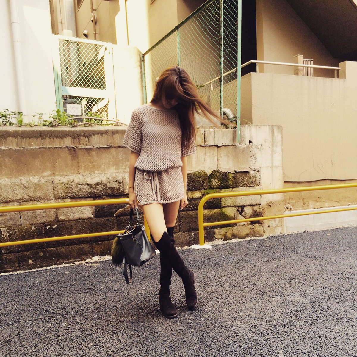 ms613116's tweet photo. 大学時代から好きなものは変わっていない🧥
18歳の時に背伸びして買ったクチネリのワンピース、
ママにおねだりしたロロのコート、
21歳の誕生日にもらったボックスカーフのブリヨン、
ママに首元冷やさないでって学校いくとき巻かれてたカシシル🧕

結局好きなブランドも、好きな雰囲気もずっと一緒😅 https://t.co/TYvm5Y67IS