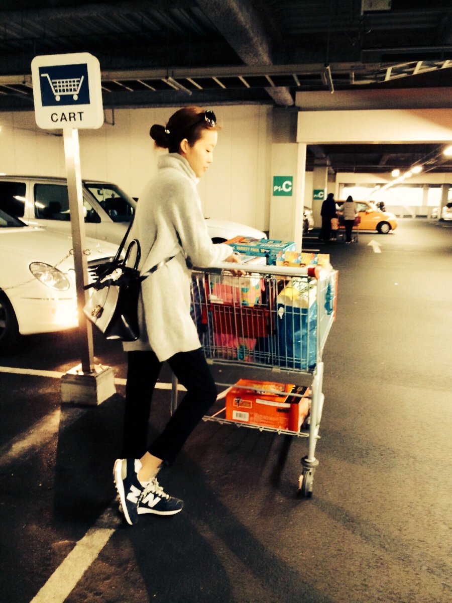 ms613116's tweet photo. 大学時代から好きなものは変わっていない🧥
18歳の時に背伸びして買ったクチネリのワンピース、
ママにおねだりしたロロのコート、
21歳の誕生日にもらったボックスカーフのブリヨン、
ママに首元冷やさないでって学校いくとき巻かれてたカシシル🧕

結局好きなブランドも、好きな雰囲気もずっと一緒😅 https://t.co/TYvm5Y67IS
