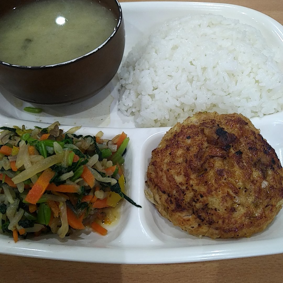 140cDeSolitude's tweet image. J'ai mangé un #steak #Salisbury comme #déjeuner scolaire de l'#école internationale à #Shinagawa. #братство #fraternité #нетвойне #paix