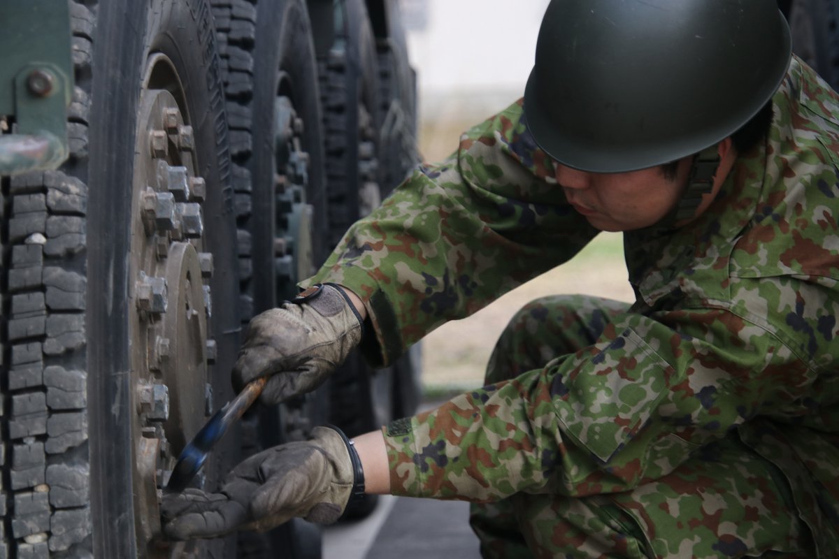 JGSDF_Nayoro's tweet photo. #名寄駐屯地 に所在する #第3即応機動連隊 は #三陸沖地震 等に関する派遣へ迅速に対応するため「FAST-Force」の #派遣準備 しています。
車両や無線機などの点検を行い、いつでも速やかに出動ができるよう万全の態勢を整えています。
#自衛隊 #FASTForce #即応 #即動 #初動対処部隊 #first #force https://t.co/CcO6KnQutW