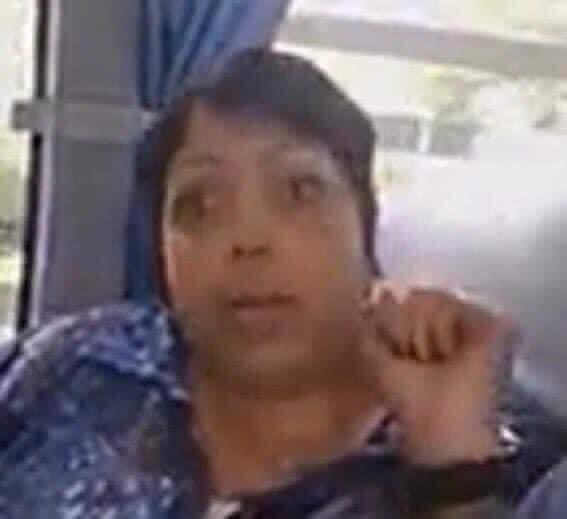 hoje no metro tava lendo uma lesbyler com muita lambida na xereca e esqueci de diminuir o brilho ai qnd olho pra cima tinha uma mulher curiando meu celular e me olhando assim