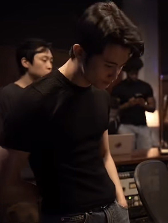 : แอ้ๆๆๆๆๆ

: งอแงนะเรา เสียงคุณร้องแอ้ๆเสียงดีจริงๆ เดี๋ยวผมเอาไปทำอัลบั้มให้คุณละ

: แอ้ๆๆๆ อุม อุม

: มานี่มา อุ้มละ ยังไง ออกบั้มเปล่า พูดเลยแอ้ๆใส่ไมค์

: แอ้

: เก่งมาก