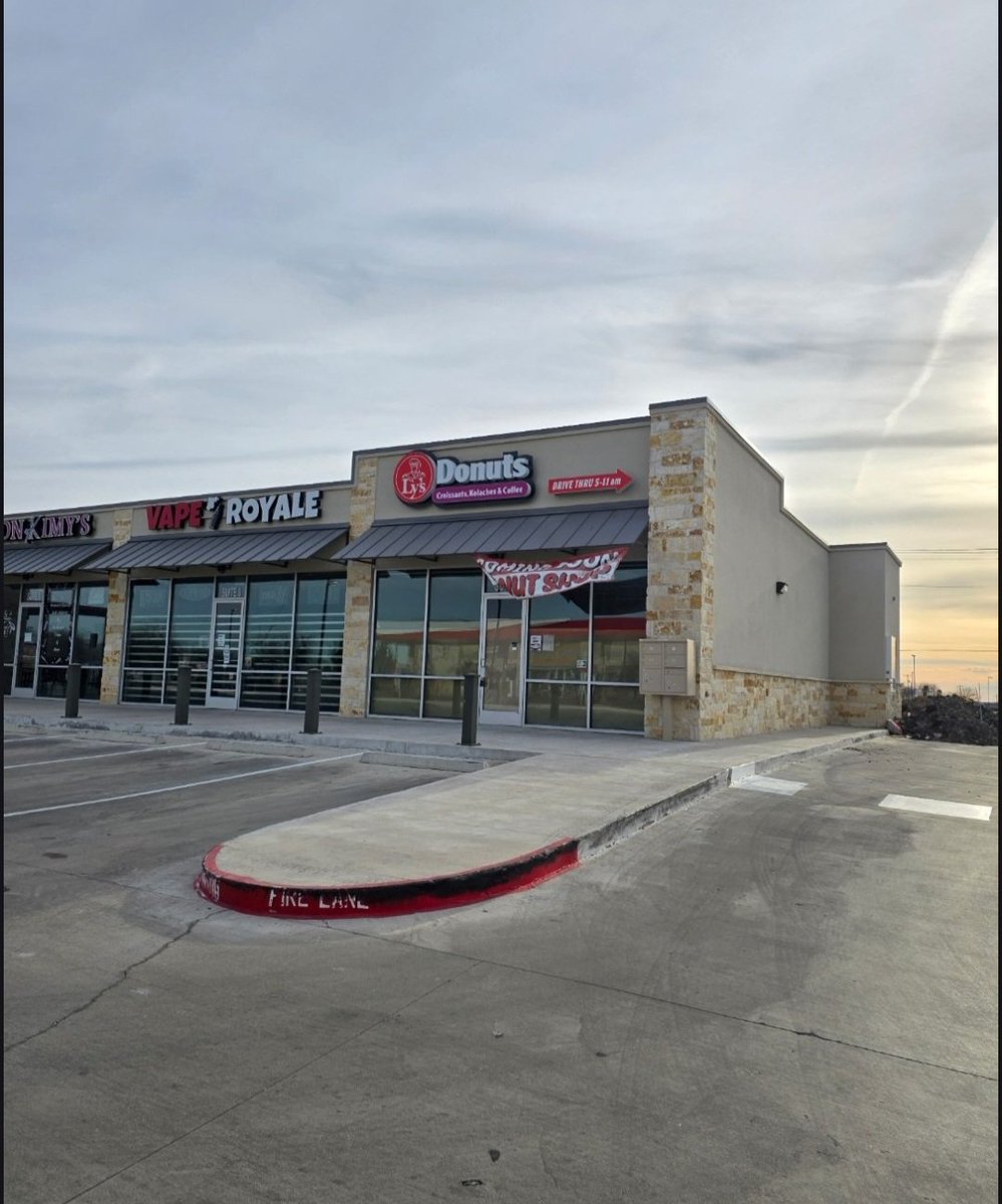 kylefoodies's tweet image. Welcome to Kyle Tx! Ly's Donuts! 🎉🎊 #LysDonuts #texas #austintx #donuts #kolaches