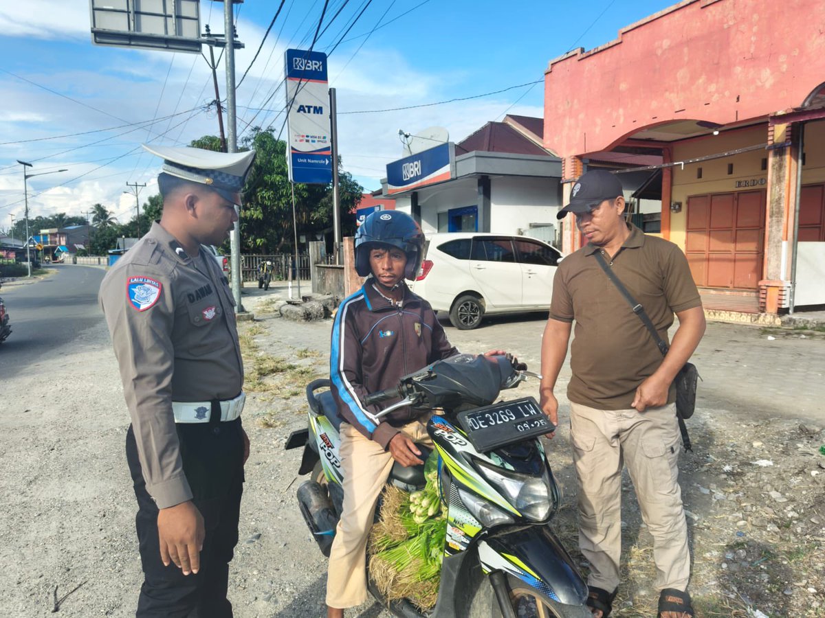 LantasResBursel's tweet photo. Teguran kepada pengendara motor yang tidak menggunakan helm belakangan saat berboncengan https://t.co/bNJBygBycu