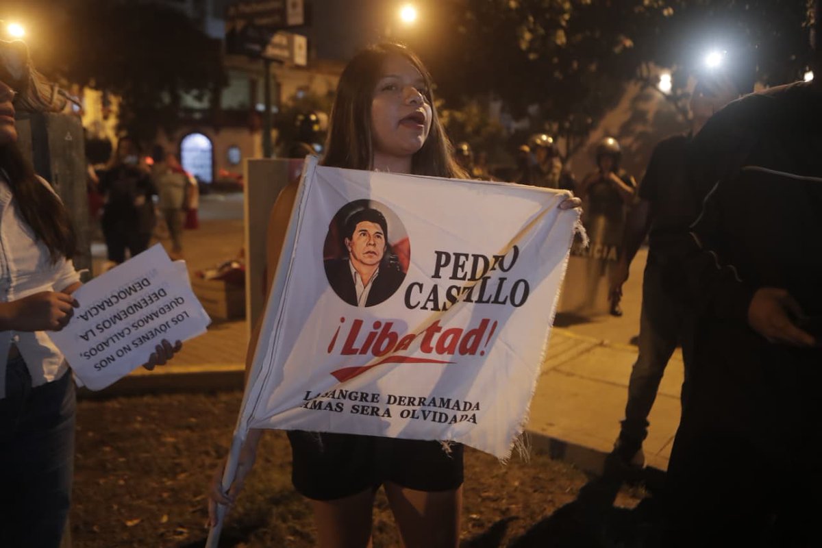 AdrianSarriaMu's tweet photo. “Están cambiando los votos desde Cuba y Venezuela. Se tienen que anular las elecciones: si no es a las buenas, será a las malas”, dice una mujer de unos 60 años. Sostiene una vela que encendió con dificultad, pues la cera derretida le ha caído en la mano un par de veces. Viste totalmente de blanco: blusa, pantalón y zapatillas. A su lado, su esposo —militar en retiro— replica el uniforme.

Como ellos, un grupo de unas treinta personas ha decidido no desentonar con la “marcha blanca”, convocada por cuatro candidatos presidenciales que, juntos, no superaron el 2% de votos en la última elección. Todos llevan banderas del Perú atadas al cuello. Algunos suman vinchas que dicen “Vamos Perú”.

Minutos después, al frente, aparecen unos quince jóvenes. Se presentan como “estudiantes universitarios en defensa del voto popular”. Cuando los de blanco advierten que apoyan a Roberto Sánchez —el único candidato disidente entre los que disputan el pase a segunda vuelta—, llegan los primeros gritos de los más furibundos: “no al terrorismo”. Los jóvenes responden con más fuerza: “no al terruqueo”, “respeten el voto popular”, “racismo nunca más”.

Entonces, los de blanco encienden sus megáfonos. Algunos recién comprados; otros, guardados desde hace cinco años, pero casi nuevos. Ponen el himno nacional, lanzado como arma sonora hacia el otro grupo. “Yo soy patriota, yo vengo por mi patria, ignorantes”, grita la mujer mientras suena la música. Porque, para su grupo, ellos son la patria y los otros no; por ende, el himno es suyo, y no de los “malos” en esta narrativa dicotómica.

Desde el frente, una joven levanta una bandera con el rostro de Pedro Castillo. El gesto desata la furia de los de blanco. Para ese grupo, la imagen es casi sacrílega. Entre consignas, también rezan: piden que su dios intervenga en el conteo.

El esposo de la mujer —porte rígido, voz de mando— se acerca a los más de cincuenta policías que resguardan la zona, en vez de estar abocados a la lucha contra la criminalidad en una ciudad sumida en la inseguridad. Busca al superior, le muestra algo en la billetera y, como si se tratara de una orden, consigue una reacción inmediata: un cordón policial se forma y separa a ambos bandos.

Entonces ocurre una escena extraña: los dos grupos cantan el himno nacional, a viva voz, por cuarta vez, casi compitiendo. No juntos, pero al mismo tiempo. Como si, pese a todo, aún quedara un hilo de unidad.

Frente al JNE conviven ahora dos bandos enfrentados: unos exigen que se respete el conteo y se oficialice el pase de Roberto Sánchez; otros piden anular las elecciones, alegando fraude, siguiendo el discurso de Rafael López Aliaga. Las impugnaciones impulsadas por su partido —que quedó tercero por un margen estrecho, tras perder votación luego de llamar “gente de mierda” a sus críticos— han detenido el proceso.

La razón: firmas fuera del recuadro, por ejemplo, son usadas como argumento para intentar invalidar votos, sobre todo en regiones como Cajamarca, en el sur andino peruano, donde Sánchez obtuvo respaldo mayoritario y López Aliaga resultados marginales.

En la “marcha blanca”, cuando uno de los candidatos convocantes menciona a Piero Corvetto, renunciante jefe de la ONPE tras la crisis logística de los comicios, los gritos escalan: “¡a Challapalca!”, en referencia a la cárcel de máxima seguridad del Perú, que alberga a internos de alta peligrosidad que en su mayoría purgan cadenas perpetuas. Algunos, aún más exaltados, van más allá y gritan “pena de muerte”, mientras lanzan los peores insultos de su repertorio.

Horas después, un canal de televisión acusado de desinformación emite un supuesto reportaje en el que expone datos personales de la hija menor de Piero Corvetto. No tuvieron códigos: ni siquiera respetaron algo que hasta en el mundo más vil se respeta: la familia. Para ellos, Corvetto es un enemigo, y cruzaron ese límite para empujar su salida. Luego pidieron disculpas, pero la información ya era pública.

Se anuncian más marchas. De un lado, se exige respeto a la voluntad popular: sobre todo la de fuera de Lima. Del otro, se reclama su anulación, pues dicen que no se respetó la voluntad popular de Lima. Así, el escenario de segunda vuelta de 2021 parece haberse adelantado a la primera vuelta de 2026.

Y qué sera lo que viene, porque esto recién empieza.

Fotos de Marco Cotrina para @larepublica_pe.