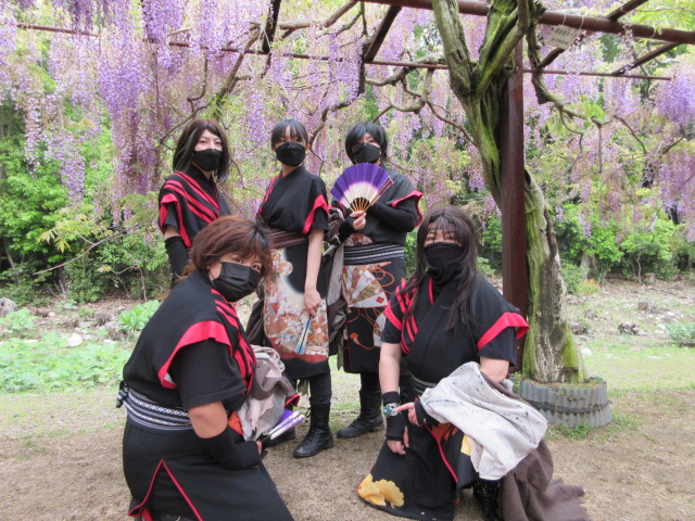art_yume's tweet photo. 4/26（日）11時から12時まで。和気町藤公園での藤祭りの野外ステージにて剣舞ショーを行います。今年の演目は『清麻呂を守った三百頭の猪』です。20分の演目を休憩を挟んで二回上演します。（わけ剣舞劇団和花藤会） https://t.co/f7CIlg391x