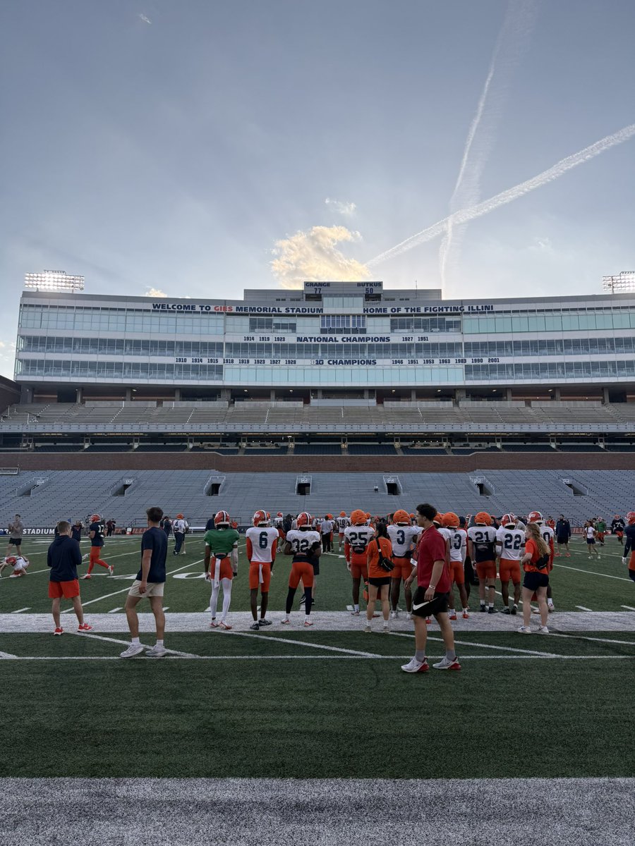 NathanCrouch027's tweet photo. Thank you for the great spring practice visit! What a great program to get to see! This is where I want to be! Thank you for the great hospitality! @TerryHawthorne1 @bigbell076 @BretBielema @Coach_BMiller @coachPatRyan @Eddie__Simpkins @EDGYTIM @CoachBigPete @Recruit2Illini https://t.co/1ysV0Gapu5