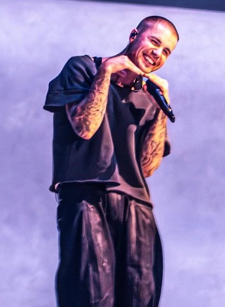 con esa carita le perdono todo hasta los shows cancelados lo juro y de rodillas le digo que me perdone a mi