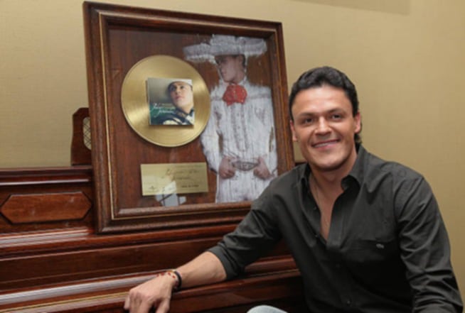 RominaRichards2's tweet photo. Nuestro @pedro_fer recibió un disco de oro en el año 2009 por más de 5000 copias vendidas de su disco "Dime mi amor" 📀
#DimeMiAmor https://t.co/ZPmAkQqUsk