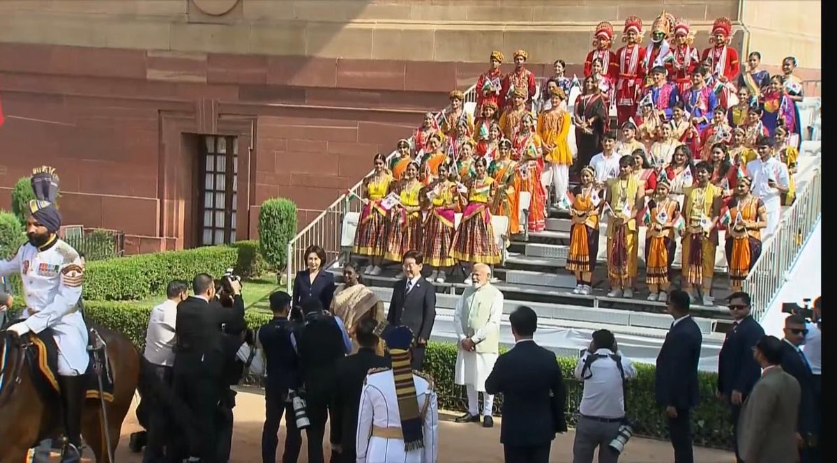 APSDhaulakuan's tweet image. Anuranjini, the dance society of APS Dhaula Kuan, performed at the Ceremonial Reception of Lee Jae Myung &amp;amp; First Lady Kim Hea Kyung at Rashtrapati Bhavan, in the presence of Narendra Modi &amp;amp; Droupadi Murmu (20 April). Proud moment 🇮🇳✨ #APS #ProudMoment