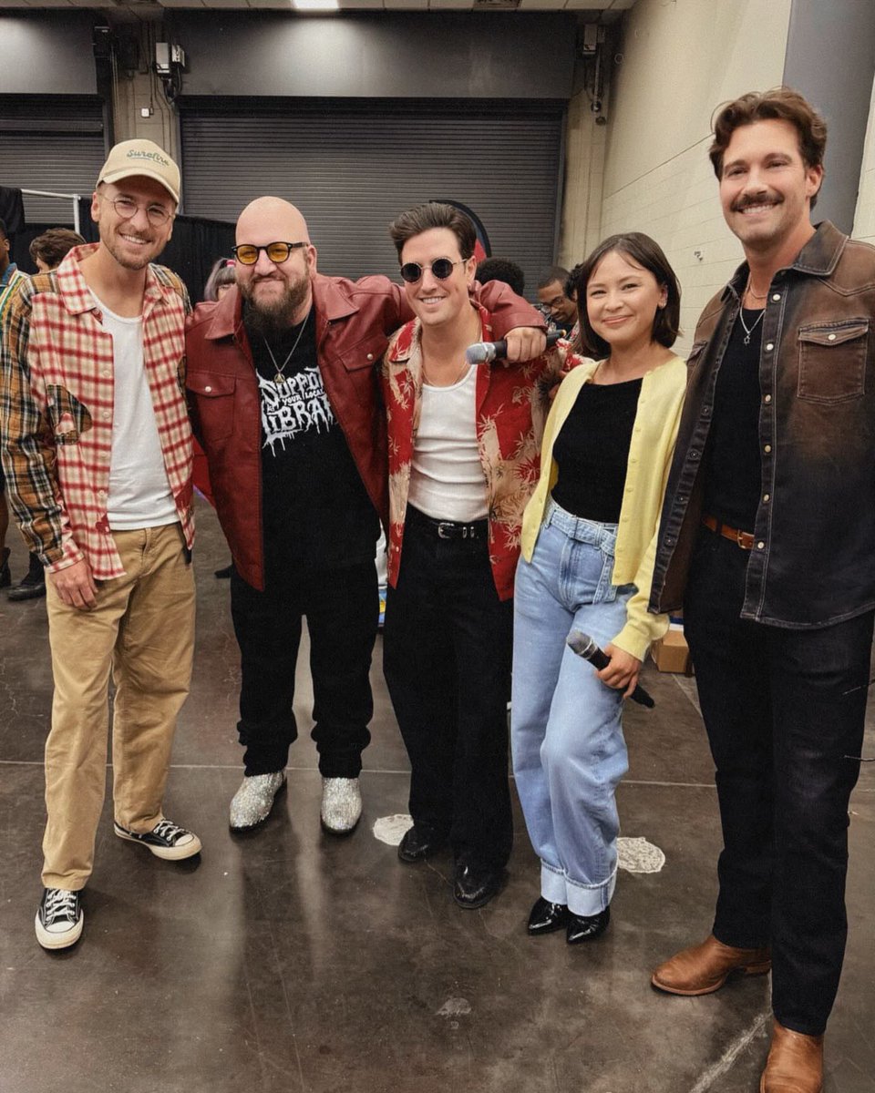 📸 | 22.04.2026 — Nova foto de Kendall, Logan e James, juntos a Stephen e Melise (Lucy), durante a Nostalgia Con.

Via. BigTimeSnaps_