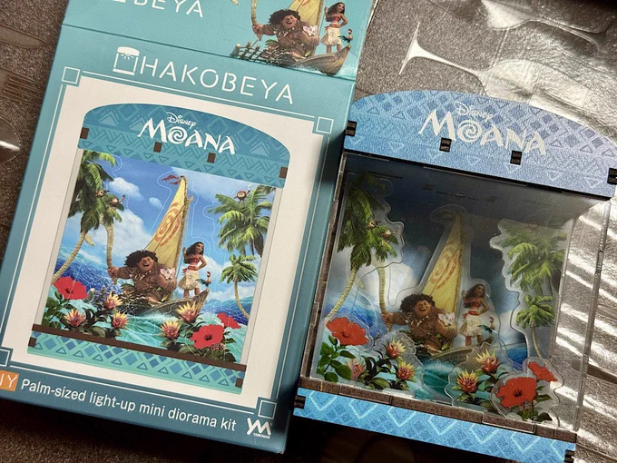 やのまんのHAKOBEYA 『モアナと伝説の海』が届きました 3枚目がサイズがなんとなくわかると思うのですが、コンパクトで可愛いです。 2枚目のモアナちゃんは、箱の背後デザインです