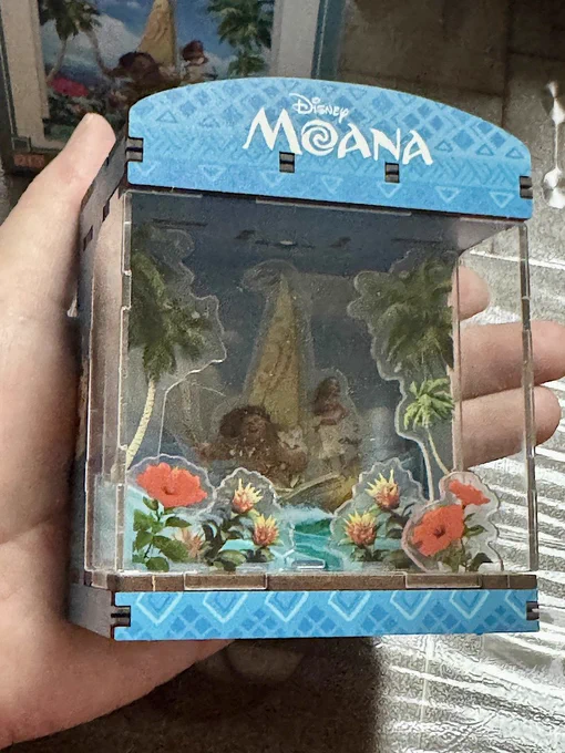 やのまんのHAKOBEYA 『モアナと伝説の海』が届きました 3枚目がサイズがなんとなくわかると思うのですが、コンパクトで可愛いです。 2枚目のモアナちゃんは、箱の背後デザインです