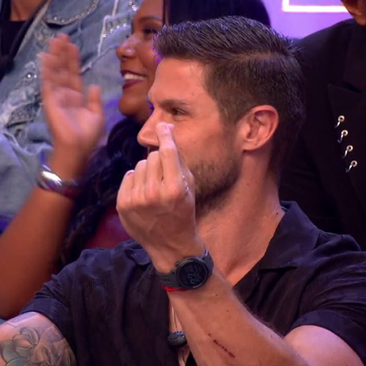 centralreality's tweet image. Milena: "Eu só aceito fazer propaganda de remédio para gases se ele [Jonas] estiver com a cara dele lá, tá?"  

Jonas: "Vamos faturar!" #BBB26