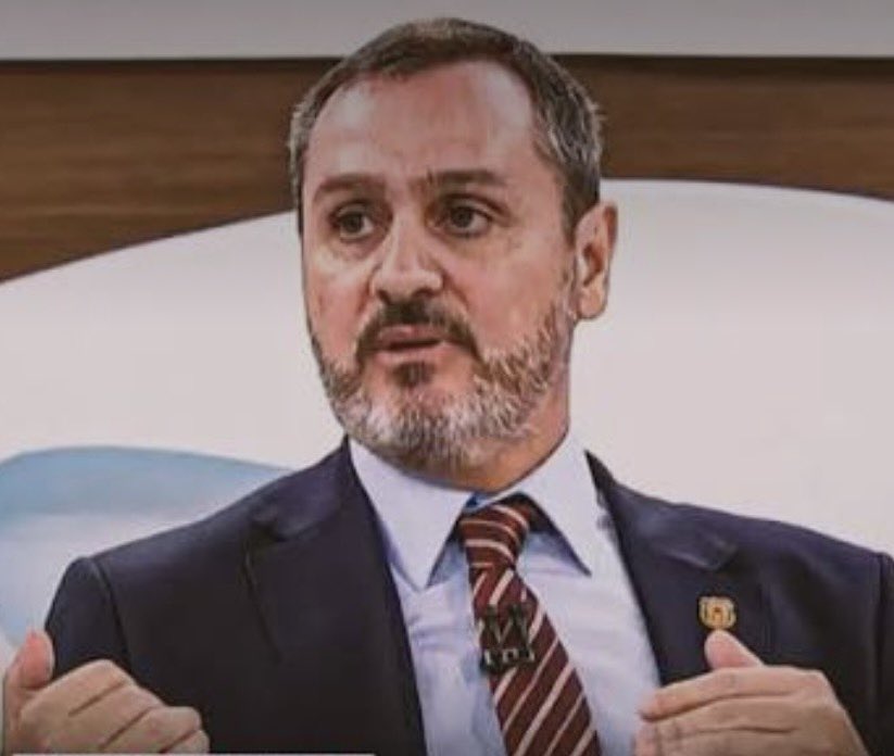 Brasil - David Ágape, repórter investigativo, denuncia em matéria jornalística que a irmã do delegado da PF Marcelo Ivo, expulso dos EUA por arapongagem contra Alexandre Ramagem, respondeu a processo por integrar quadrilha do PCC e levar recado ao número 2 da facção em presídio.