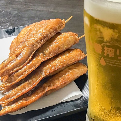 今日は #ビールの日 🍺 ＝ とめ手羽を食べる日。

「ビールととめ手羽の相性は世界一👏」
…というのが中の人の持論です😋

とりあえずのビールと、お得なとめ手羽10本セット。
このセットは外せない🧐
この黄金コンビで、今日もお疲れ様でした！
乾杯！🍻

#とめ手羽 #ビールの日 #公式中の人