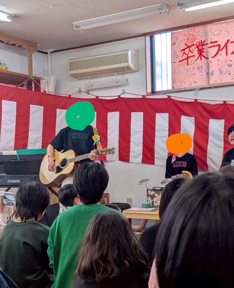 sachistation's tweet photo. とっても今更ですが

スクールの卒業式ならぬ
卒業式ライブが3月末にありました㊗️

大泣きした子
元気に笑って卒業していった子
送り出した在校生

あれからもうすぐ1ヶ月

スクールは新体制で
みんなと作り上げているところです

卒業した子たちが
進学先で頑張ってると聞き
嬉しい4月🌱 https://t.co/JaTQay0Fpq