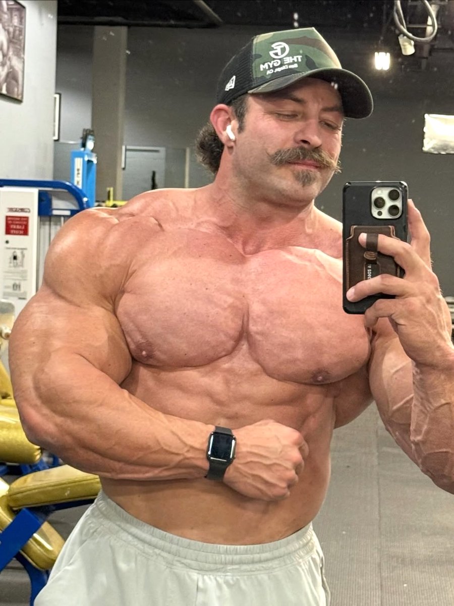 MusclehunterVip's tweet image. Luke, el macho😍 #bodybuilder #pro #steroids #perfection #macho #testosterone