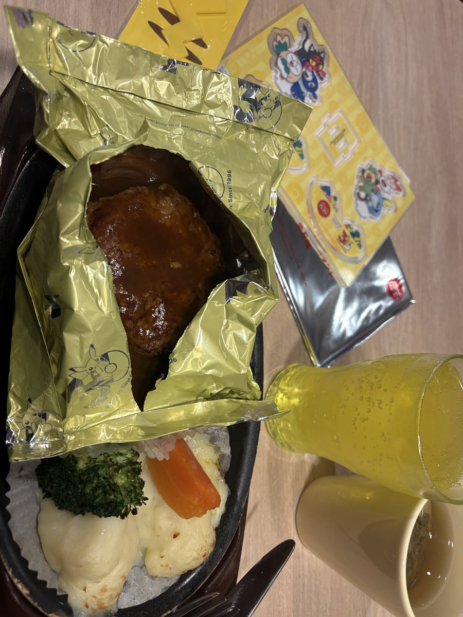 朝イチ、ガストなぅ✨️✨️思ったより、アクスタが、大きかったぁw
猫舌なので、冷ましタイム💦💦
 #ガスト   #ポケモン