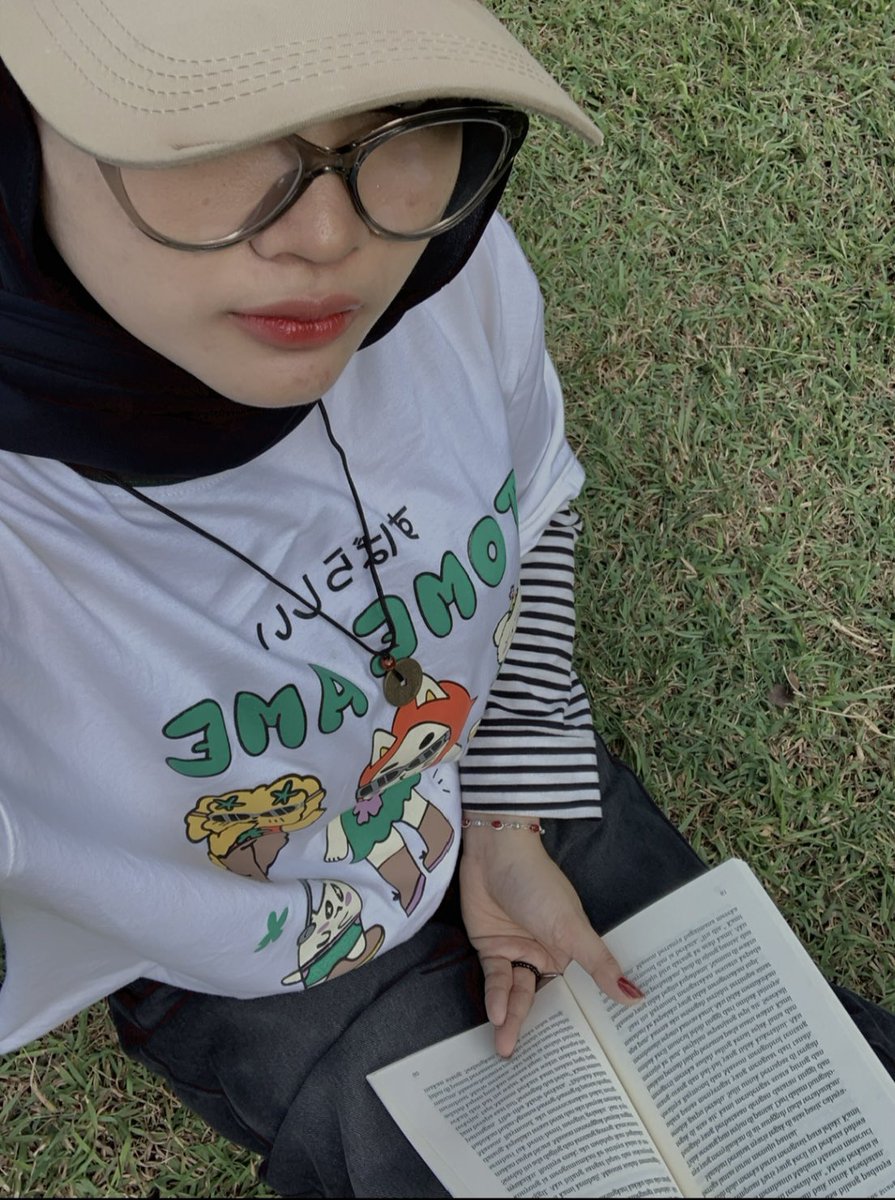 alviapoppy_'s tweet photo. Cuma perlu satu buku untuk jatuh cinta pada membaca. Cari buku itu, dan mari jatuh cinta! 

Selamat Hari Buku Sedunia📚 https://t.co/rA8Uy5YA19