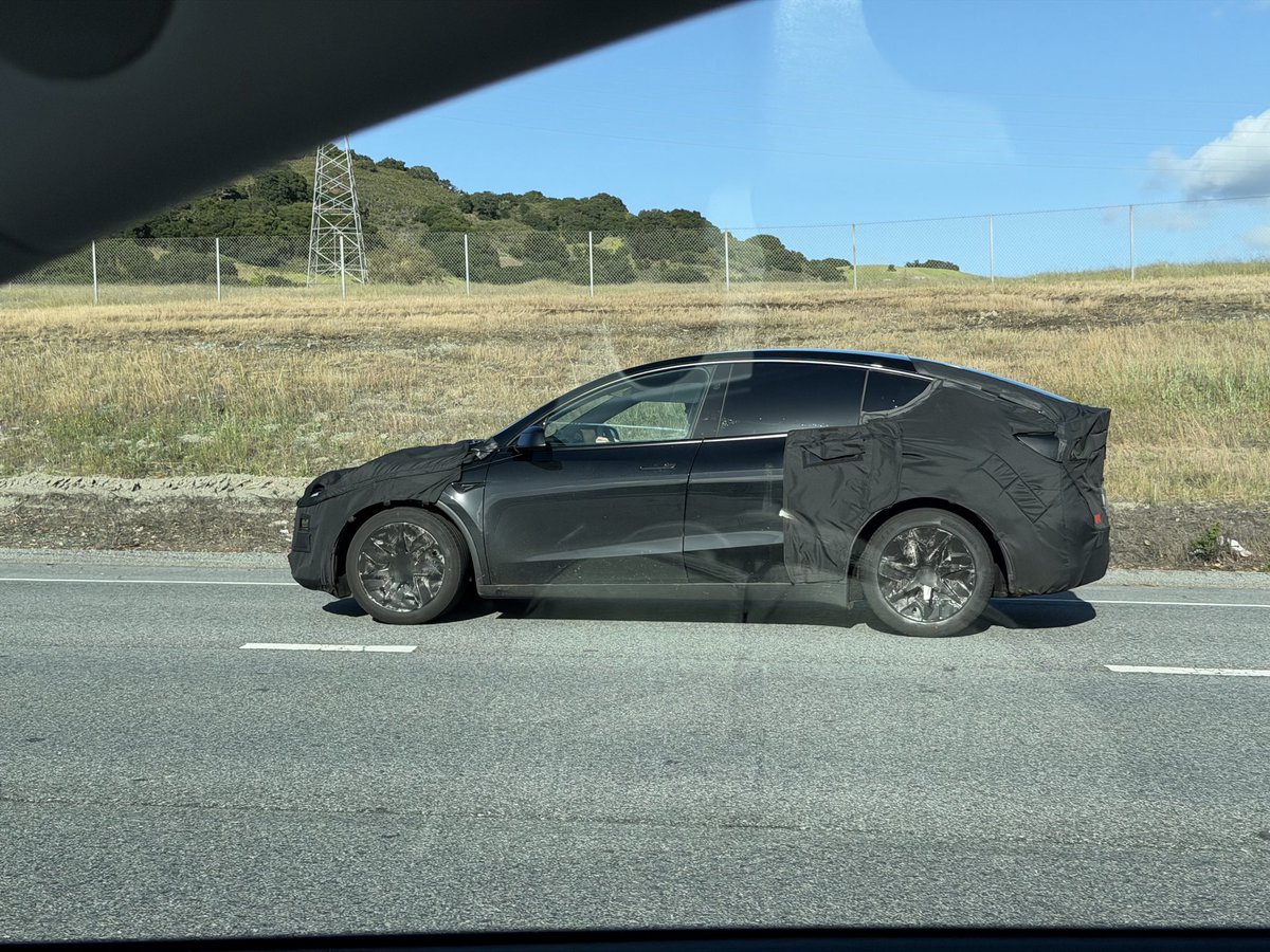 michaelrcarroll's tweet image. First Model YL mule sighting in North America? I took this on I-280 NB this afternoon. It’s a looong boi… CC: @SawyerMerritt